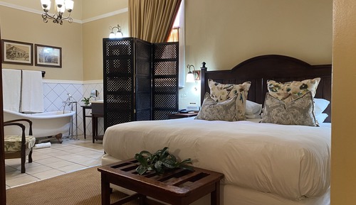 Executive Suite, 1 King Bed, Courtyard Area