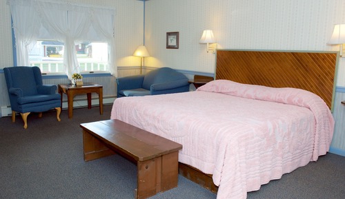 Deluxe Room, 1 King Bed, Non Smoking, Courtyard View