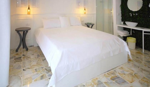 Deluxe Double Room (Baudelaire)
