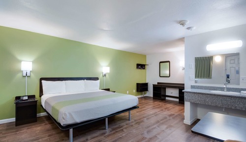Deluxe Room, 1 King Bed, Non Smoking, Refrigerator & Microwave
