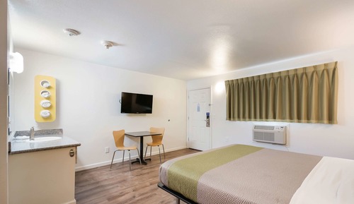 Deluxe Room, 1 King Bed, Smoking, Refrigerator & Microwave