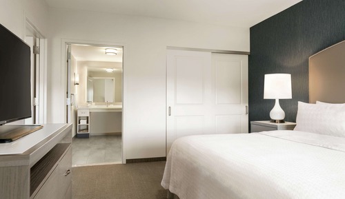 Suite, 1 King Bed, Accessible, Bathtub (Mobility & Hearing)