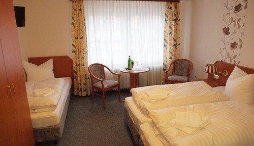 Standard Twin Room with extra bed