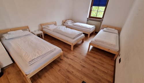 Economy Quadruple Room, Shared Bathroom (mit großem Balkon)