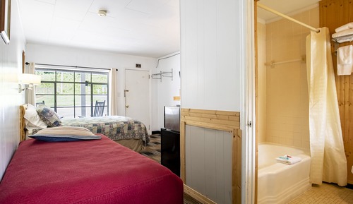 Queen bed with Twin