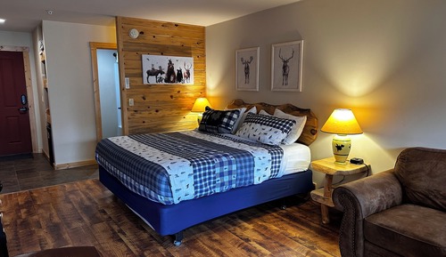 Suite, 1 King Bed, River View
