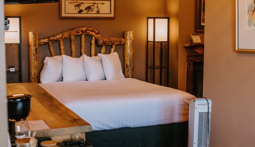 Room, Multiple Beds (Lodge, 1 Queen 1 Twin)