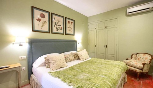 Deluxe Suite, 1 King Bed, Jetted Tub, Garden View