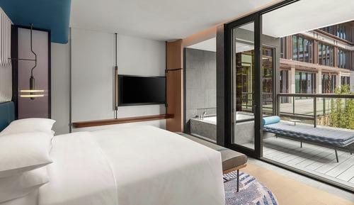 Suite, 1 King Bed, Balcony, Garden View