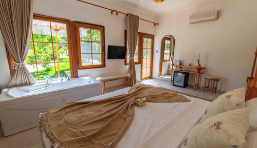 Deluxe Double Room, Patio, Garden View