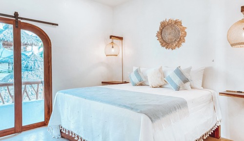 Deluxe Suite, Courtyard View