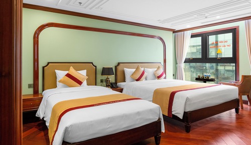 Family Twin Room, Bathtub, City View