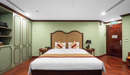 Superior Double Room, Bathtub