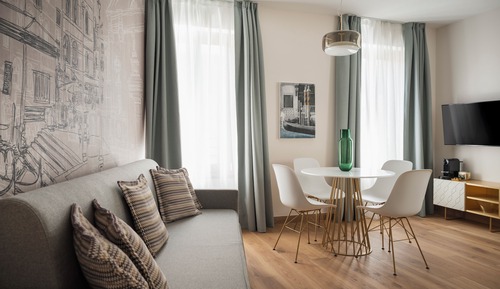 Classic Apartment, Canal View (B14)