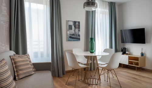 Classic Apartment, Canal View (D31)