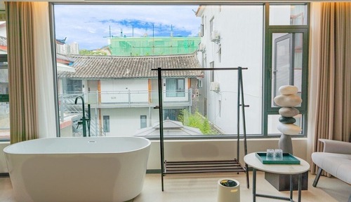 Elite Quadruple Room, 2 Queen Beds, Private Bathroom, Courtyard View