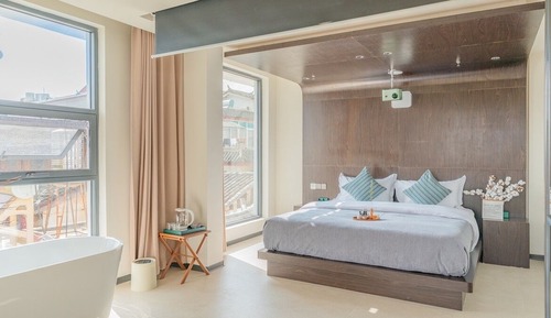 Panoramic Room, 1 Queen Bed, Balcony, Courtyard View