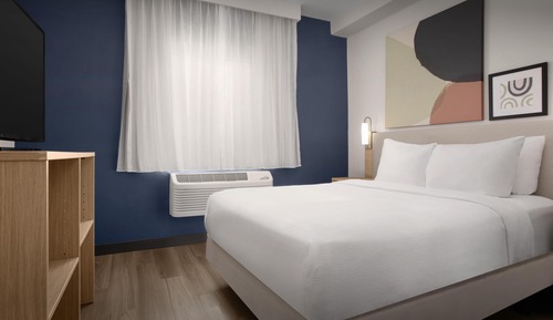 Room, 1 Queen Bed (Mobility & Hearing, Roll-in Shower)