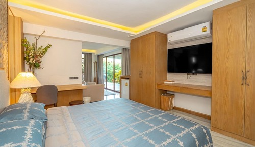 Junior Suite with Pool View