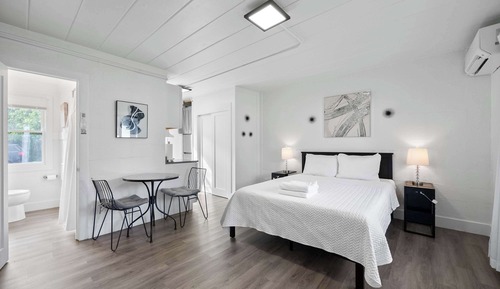 Studio Suite, 1 Queen Bed, Garden View (Chic City Retreat 93I)