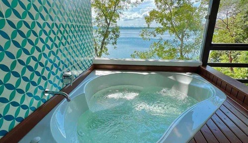 Bungalow, Lake View