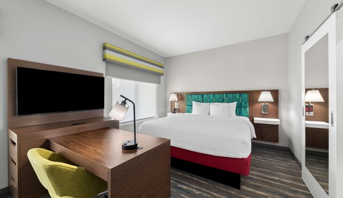 Studio, 1 King Bed, Refrigerator & Microwave (Wet bar)