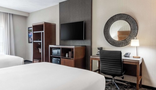 Deluxe Room, 2 Queen Beds, Hearing Accessible, Bathtub (Upper Floor)