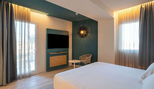 Deluxe Room, 1 King Bed, Bay View