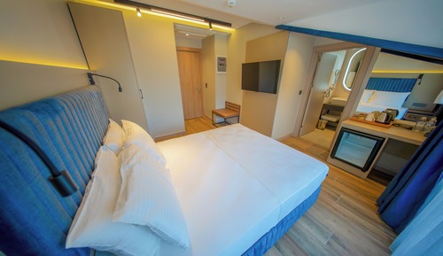Deluxe Room, 1 Queen Bed, Balcony, City View