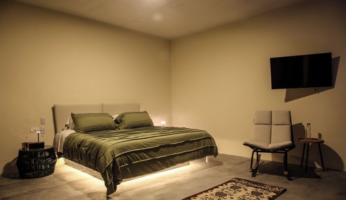 Comfort Room, Courtyard View