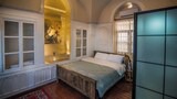 Twin Room, Smoking