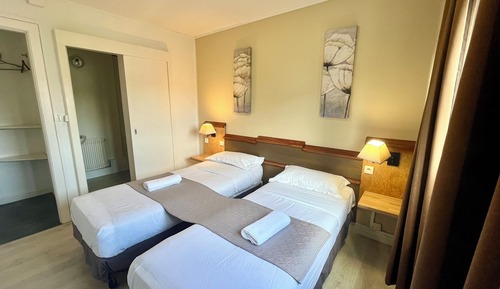 Room, 2 Twin Beds, City View