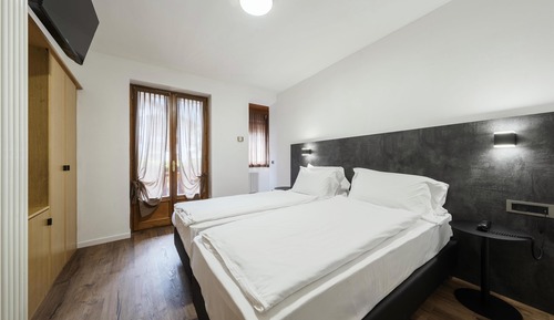 Family Room, Multiple Beds, Non Smoking, Mountain View (Shower Only)