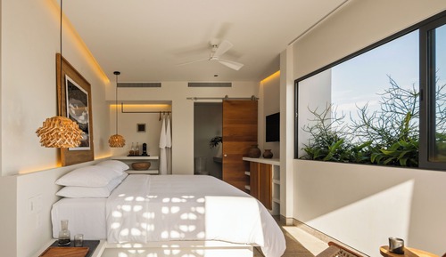 Standard Room, 1 King Bed (Corner King)