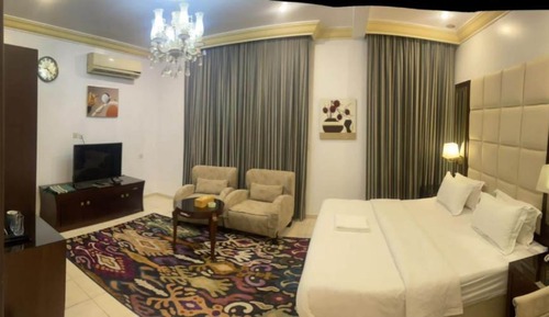 Panoramic Studio, Lake View