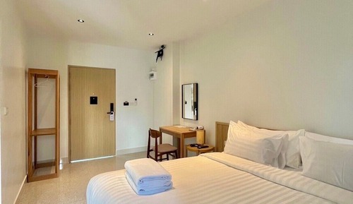 Standard Single Room, 1 King Bed, Smoking, Private Bathroom