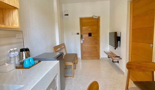 Studio, 1 Queen Bed, Smoking, Private Bathroom