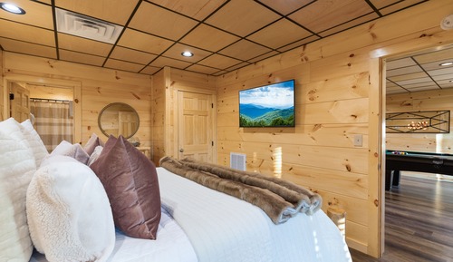 Signature Cabin, Multiple Bedrooms, Hot Tub, River View