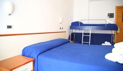 Camera Economy Quadrupla Mansardata