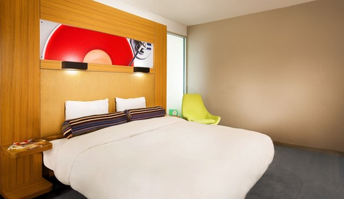 Room, 1 King Bed (Mobility/Hearing Access, Roll-In Shwr)