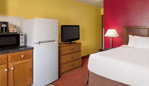 Room, 1 Queen Bed, Non Smoking (Mini-Kitchenette)
