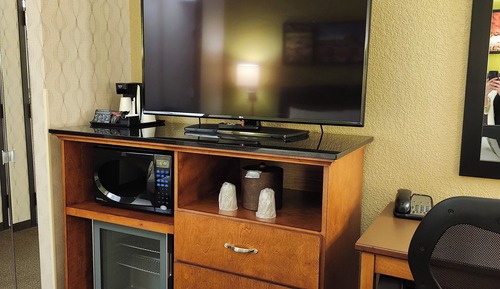 Room, 1 King Bed, Hearing Accessible, Non Smoking (Mobility, Roll-in Shower)