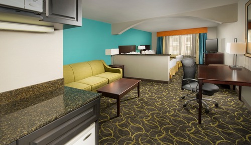 Suite, 1 Queen Bed, Accessible (Communications)
