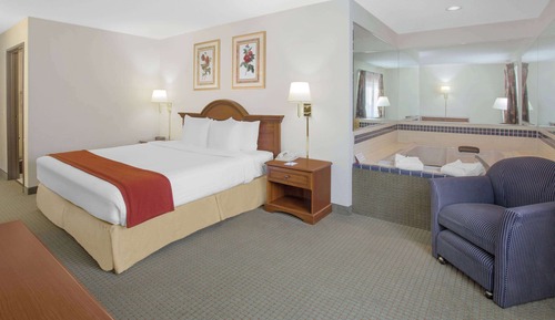 Deluxe Studio Suite, 1 King Bed, Non Smoking (Upgraded)