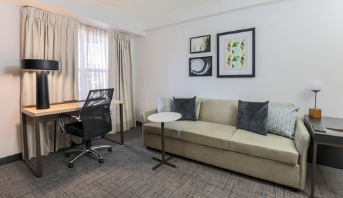 Suite, 1 Bedroom (Mobility/Hearing Access, Roll-In Shwr)