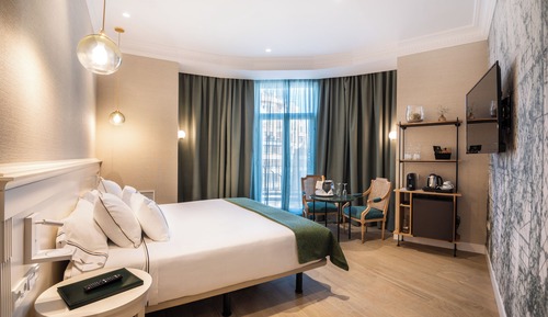 Grand Room (Premium Plaza Views)