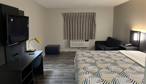 Deluxe Room, 1 King Bed, Non Smoking, Refrigerator & Microwave