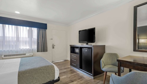 Standard Room, 1 King Bed, Accessible, Non Smoking