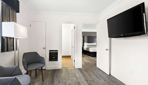 Suite, 1 King Bed, Non Smoking, Partial Ocean View