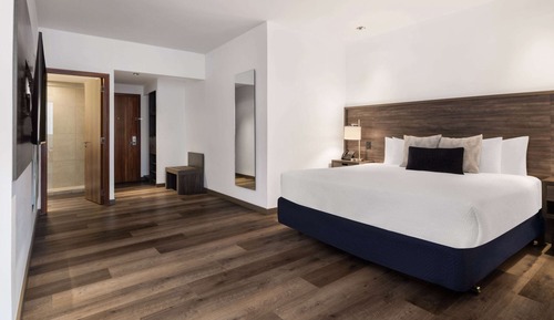 1 King Bed